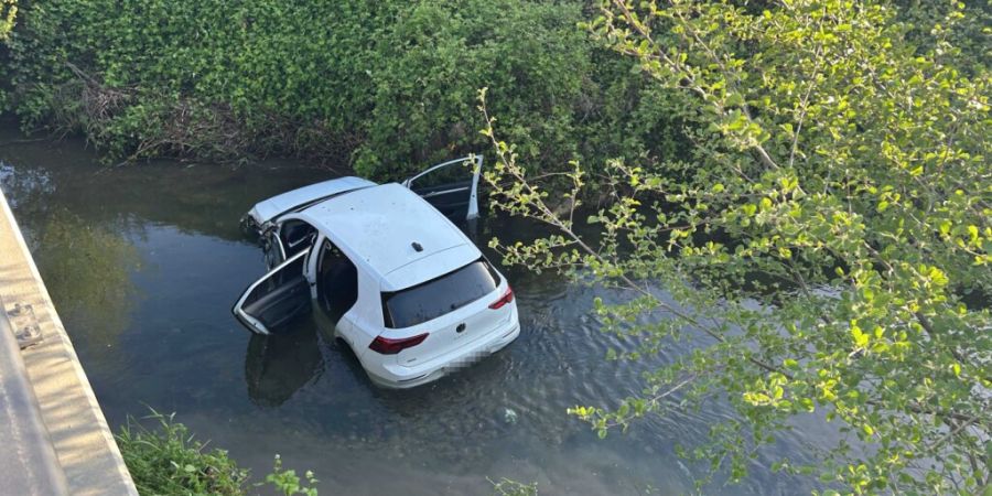 Ein 20-jähriger Autofahrer ist am Sonntagmorgen nach einem Selbstunfall mit seinem Fahrzeug in der Surb gelandet.