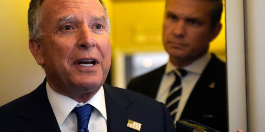 Der Sondergesandte des Weißen Hauses für den Nahen Osten, Steve Witkoff, spricht zu Reportern, während Verteidigungsminister Pete Hegseth an Bord der Air Force One auf dem Weg vom Lu...