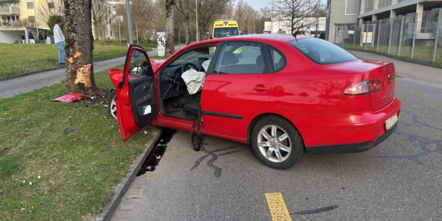 Ein angetrunkener Autofahrer prallte in Buchs AG in einen Baum. Der 82-Jährige wurde leicht verletzt.