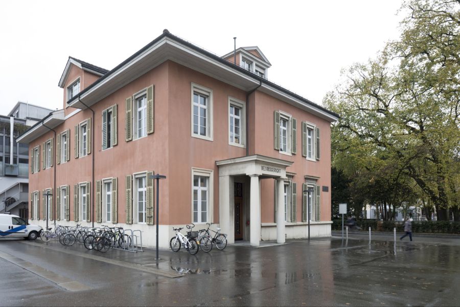 Vor dem Bezirksgericht Aarau prallen zwei unterschiedliche Versionen einer ehemaligen Arbeitgeberin und ihrer Arbeitnehmerin frontal aufeinander.