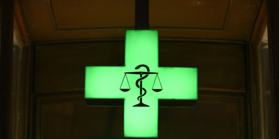 Einschlägige Apotheken wurden vom Schweizer Heilmittelinstitut mit einer Busse belegt, weil die Informationen für ihre Kundschaft im Internet gegen geltende Werbebestimmungen verstoss...