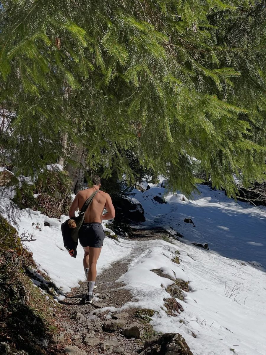 Bei schönstem Wetter oben ohne wandern. Orlando Bloom hat da keine Hemmungen.