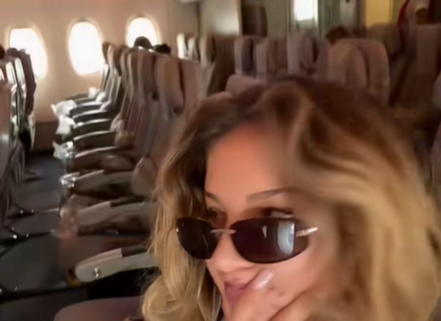 «Ich habe noch nie einen leeren Emirates-Flug erlebt": Diese Tiktokerin zeigt sich verblüfft über die fast menschenleere Kabine.