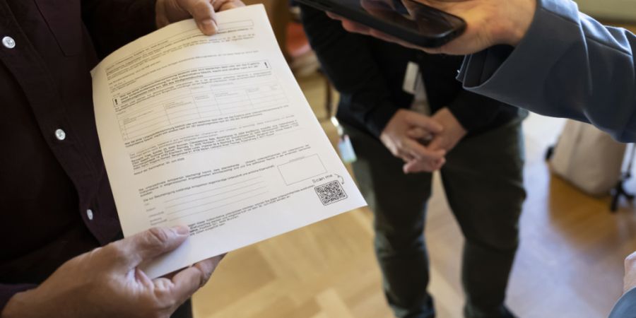 Unterschriftenbogen für eine Volksinitiative: Die parlamentarische Oberaufsicht kritisiert den Umgang der Bundeskanzlei mit dem sogenannten Unterschriftenbschiss. (Themenbild)