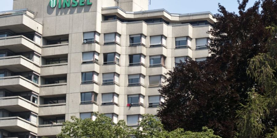 Das alten Bettenhochhaus soll bis 2030 etappenweise geleert und anschliessend zurückgebaut werden. (Archivbild)