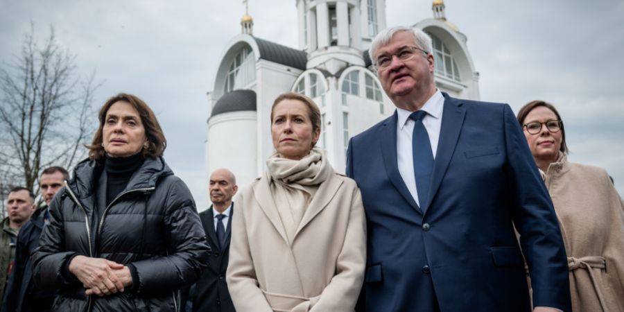 HANDOUT - Auf diesem vom Pressebüro des ukrainischen Außenministeriums via AP zur Verfügung gestellten Foto nehmen die EU-Außenbeauftragte Kaja Kallas (M), der ukrainische Außenmin...