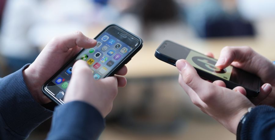 Eine neue Umfrage zeigt, dass sich die Schweizer Bevölkerung strengere Regeln für Jugendliche im Umgang mit Social Media fordert.