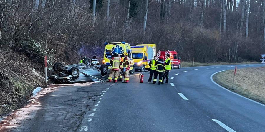 In der S-Kurve im Thurnewald BE kam am Donnerstagabend ein Auto von der Strasse ab.