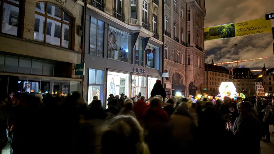 Im Schaufenster des «Guess»-Geschäfts brannte während des Morgestraichs Licht.