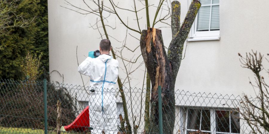 dpatopbilder - Die Spurensicherung der Kriminalpolizei ist am Tatort im Einsatz. Ein Familienvater soll in Oberfranken seine Frau, seine beiden Kinder und sich selbst erschossen haben. ...