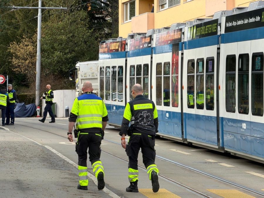 Ein Krankenwagen verliess den Unfallort mit Blaulicht.