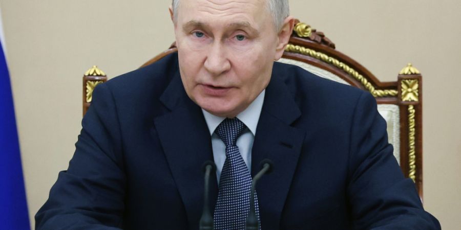 ARCHIV - Der russische Präsident Wladimir Putin spricht während einer Sitzung der Kommission für militärisch-technische Zusammenarbeit mit ausländischen Staaten im Kreml. Foto: Vya...