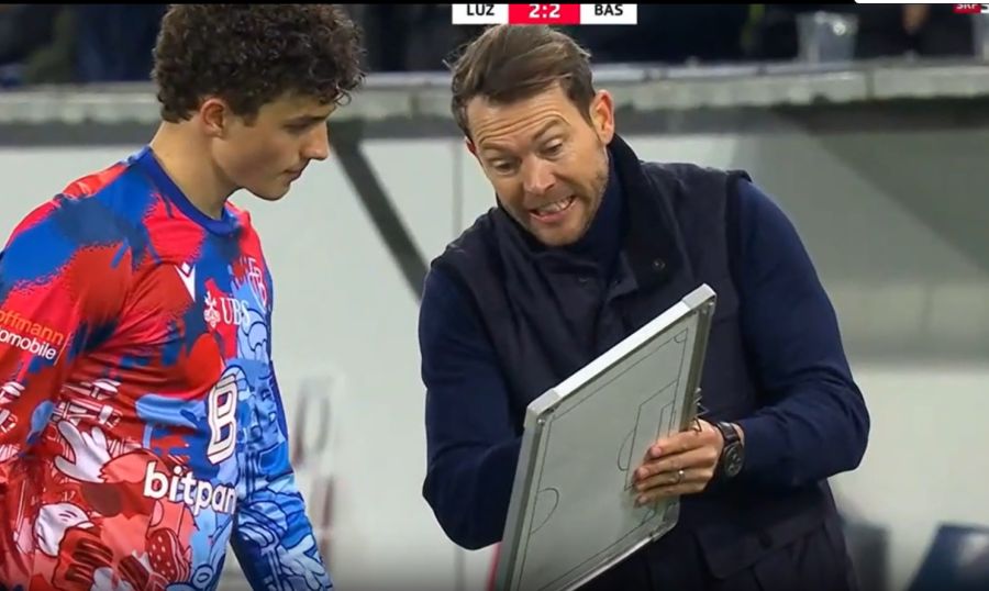 Stephan Lichtsteiner geigt Marin Soticek die Meinung.