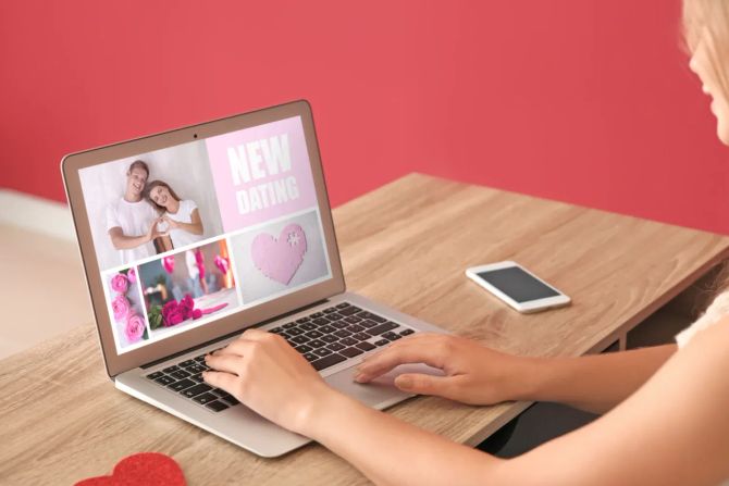 Frau macht Online-Dating.