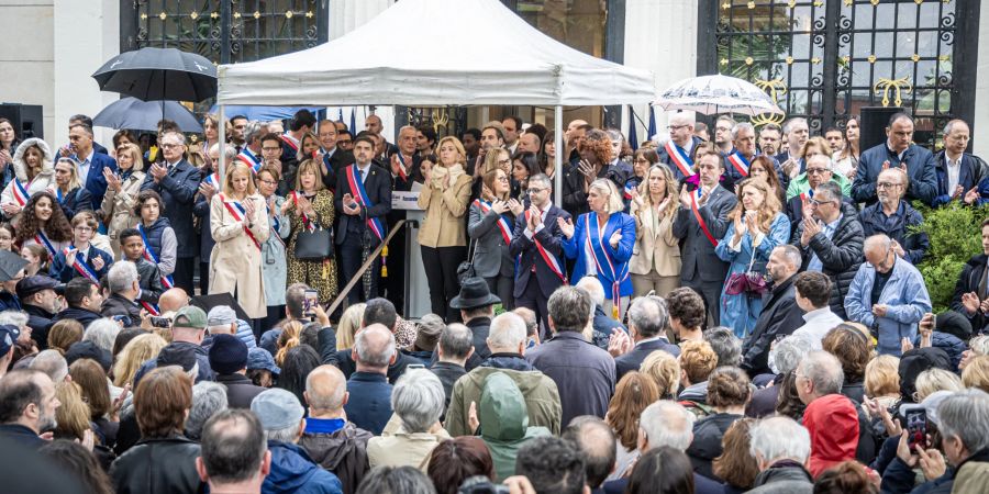 Menschen demonstrieren gegen Antisemitismus nach Vergewaltigung