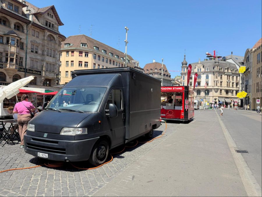 Nau.ch hat nachgemessen: Die Motorhaube dieses Food-Trucks erreichte eine Temperatur von 83,3 Grad Celsius.
