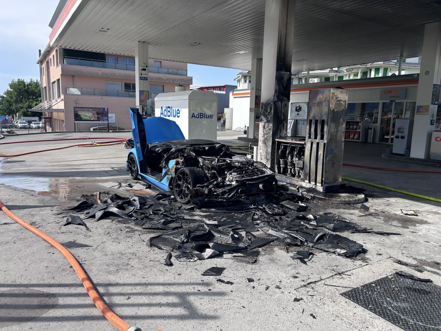 Der 20-jährige Fahrer wurde dabei verletzt und musste mit der Rega ins Spital geflogen werden.