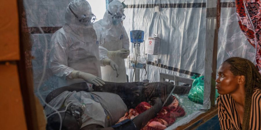 ARCHIV - Gesundheitspersonal versorgt einen Ebola-Patienten im Behandlungszentrum Rwampara. Foto: Moses Sawasawa/AP/dpa