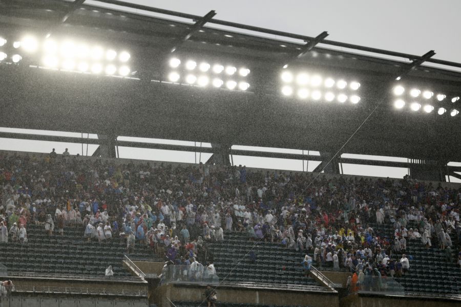 Die Zuschauer vertrieben sich die Wartezeit bei strömendem Regen – ehe das Spiel schliesslich fortgesetzt wurde.