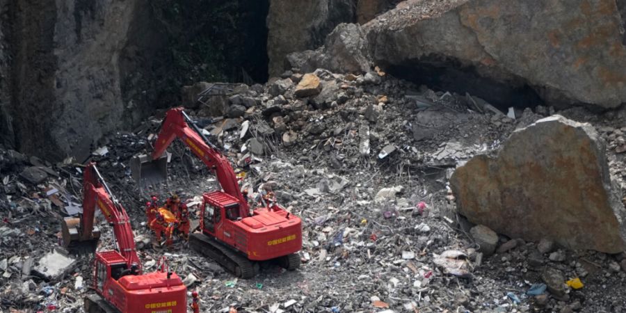 Rettungskräfte bergen am Ort eines Erdrutsches im Kreis Pengshui in der Region Chongqing im Südwesten Chinas ein unter den Trümmern gefangenes Opfer. Foto: Andy Wong/AP/dpa