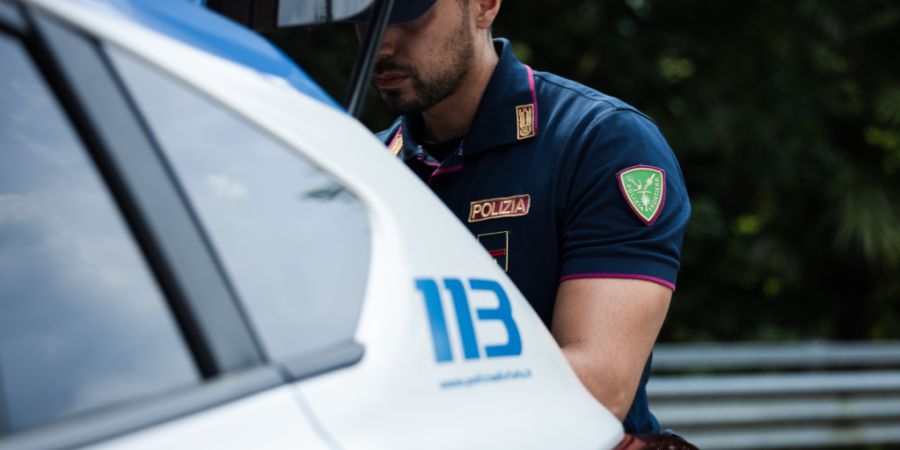 Gut versteckt im Kofferraum eines Autos haben italienische Beamte 20 Kilogramm Haschisch gefunden. Der Mann am Steuer, ein Italiener mit Schweizer Wohnsitz, wurde wegen Drogenhandels fe...