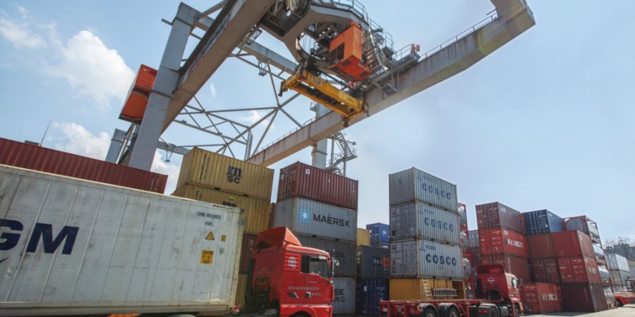 Die Schweizer Exporte haben im Juli nach monatelanger Stagnation kräftig zugelegt. Saisonbereinigt stiegen die Ausfuhren gegenüber dem Vormonat um 13,8 Prozent auf 27,8 Milliarden Fra...