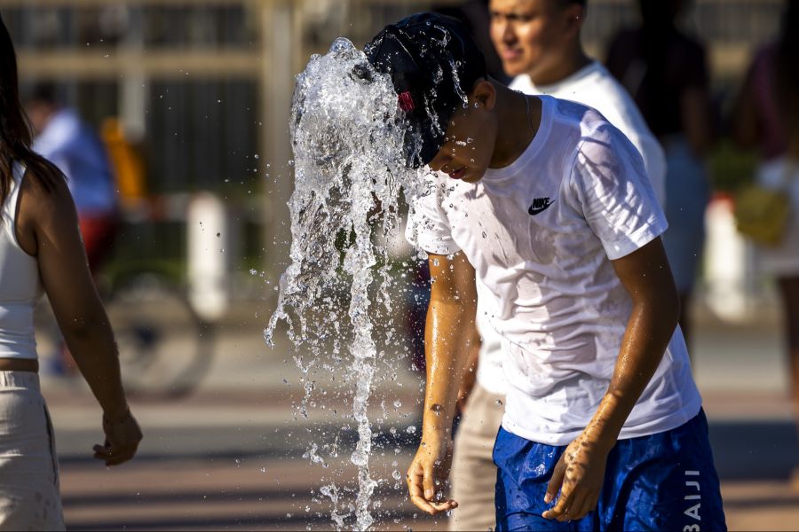 Ob auf dem Bundesplatz in Bern oder in Genf – Springbrunnen eignen sich perfekt als schnelle Abkühlung.