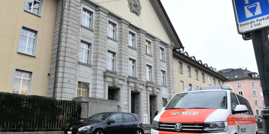 Mitglieder der «Jungen Tat» wollten vor dem Prozess am Freitag Parolen vor dem Bezirksgericht anbringen. Sie wurden dabei von der Polizei erwischt. (Symbolbild)