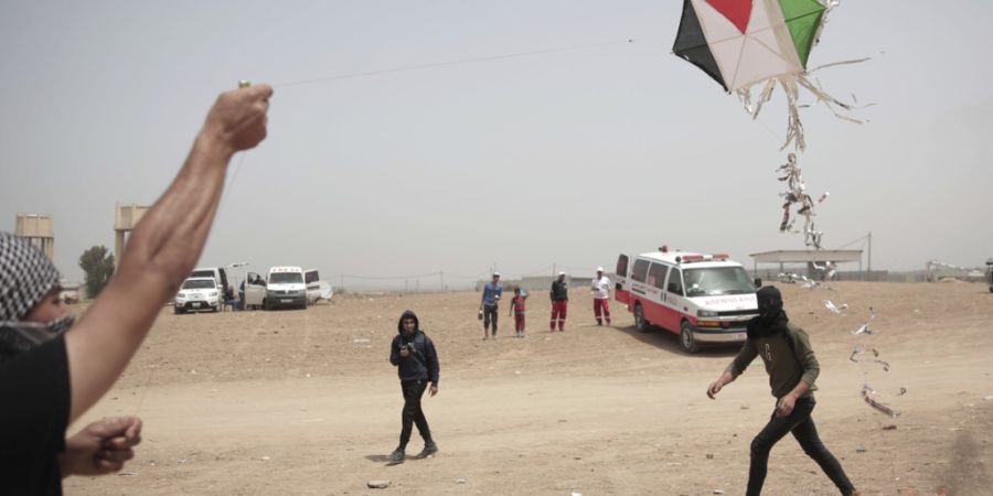 ARCHIV - Ein Palästinenser lässt bei Protesten an der Grenze zu Israel einen Drachen steigen, an dem ein brennender Lappen befestigt ist. Seit April haben Palästinenser nach Angaben ...