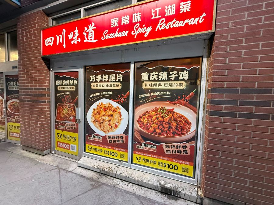 Am Strassenrand reiht sich ein chinesischer Shop an den anderen.