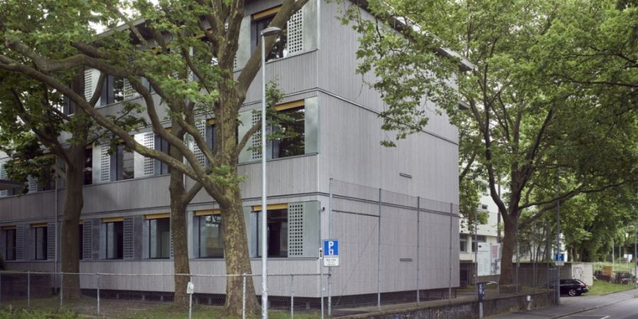 Schon heute wird ein Schulprovisorium zwischen der Turnhalle Steigerhubel und dem Gebäude der Berufsfachschule genutzt. Nun kommt ein zweiter Bau hinzu.