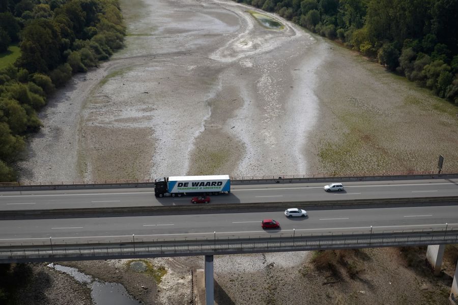 Dann lieber mit dem LKW: Besonders Industriebranchen, die regelmässig auf Schiffstransporte angewiesen sind, spüren die Folgen des Niedrigwassers.