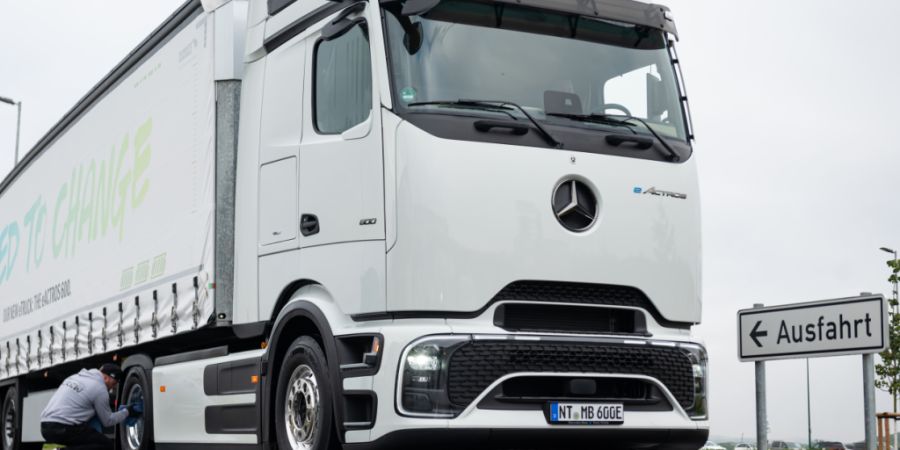 Der Gewinn beim Nutzfahrzeughersteller Daimler Truck ist auch im zweiten Quartal deutlich gebremst worden. Zölle drückten auf die Profitabilität. Für das Gesamtjahr ist der Konzern ...