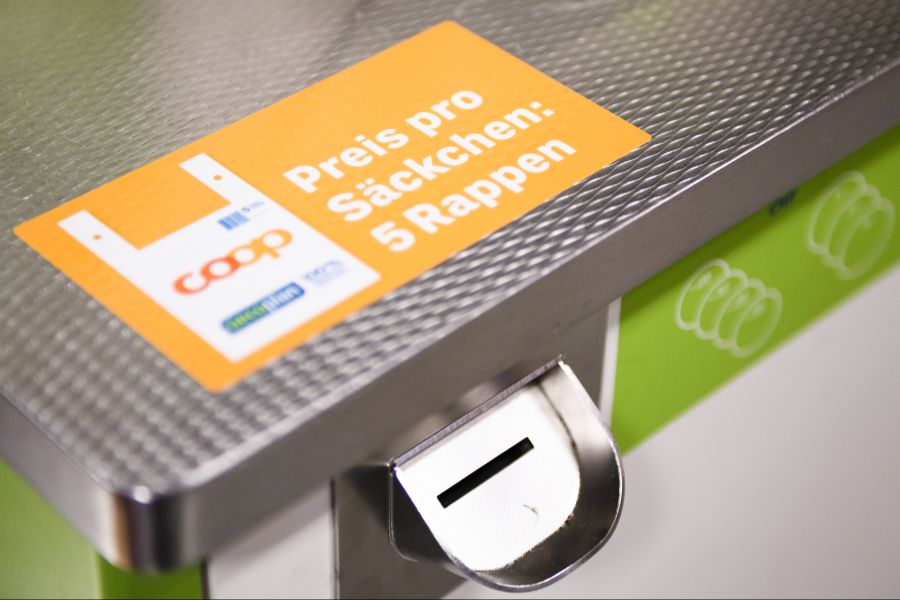 Die Schlitze fürs Münz und die Nötli gibt es seit 2023 nicht mehr an allen Coop-Selfcheckouts.