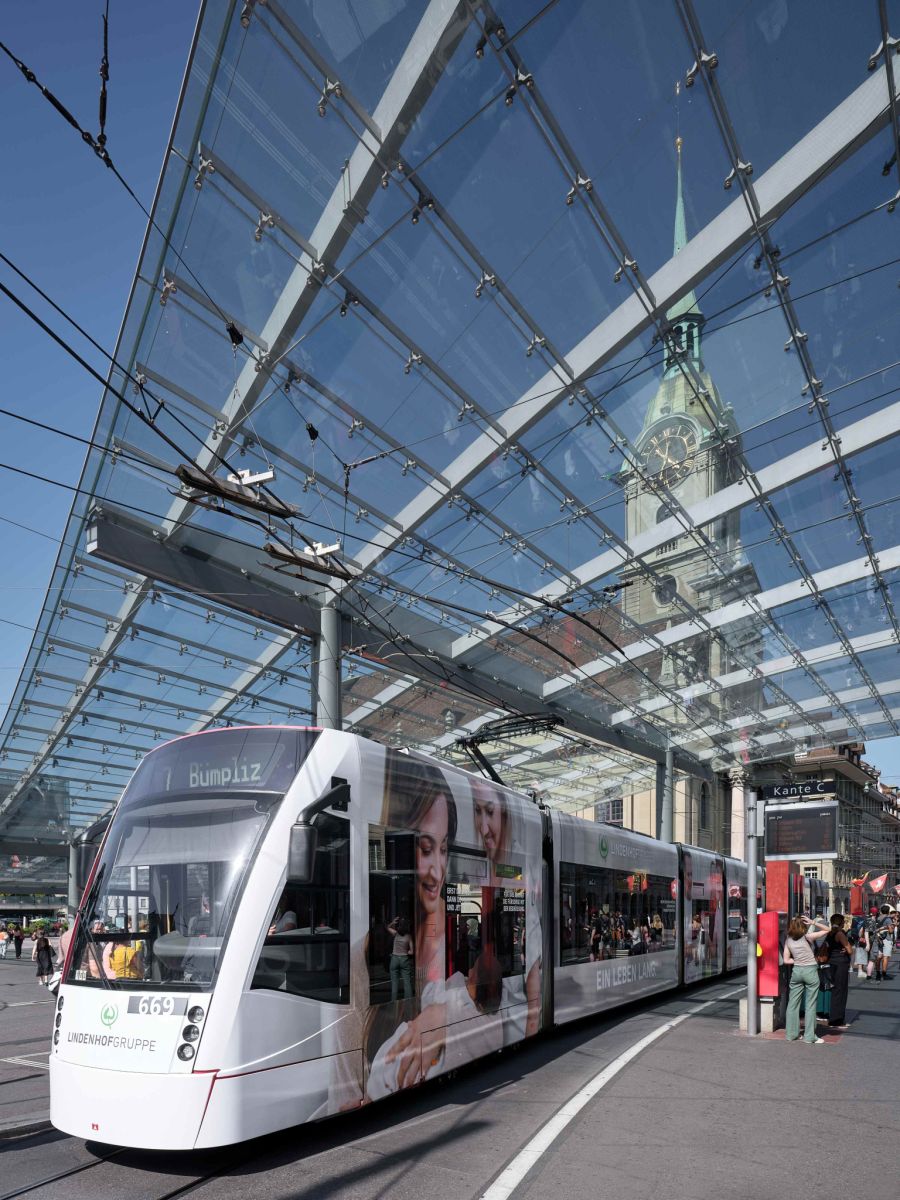 In der Berner Innenstadt kommt das gesamte Erscheinungsbild des Trams voll zur Geltung.