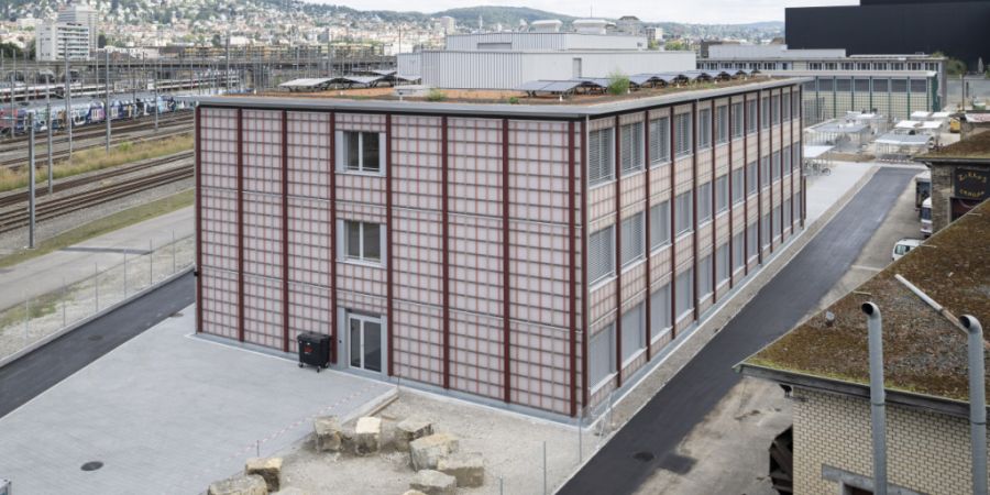 Das Provisorium der Kantonsschule Wiedikon an der Hohlstrasse in Zürich soll künftig ein eigenständiges Gymi sein. (Archivbild)