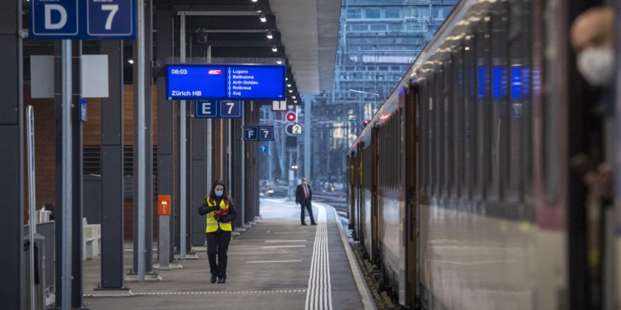 Der Bahnhof von Chiasso im Südtessin: Die Zahl der Grenzgängerinnen und Grenzgänger aus Italien hat abgenommen. (Archivbild)
