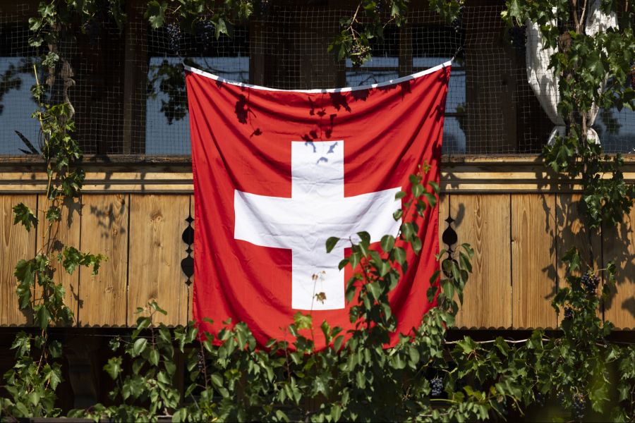 Das Schweizerkreuz macht sich auf Stoff deutlich besser als auf der Haut.