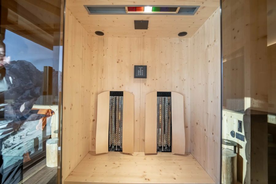 Infrarotkabine statt Feldbett: Wer in der «Fredarola Harbor» übernachtet, kann sich auch eine Sauna-Session gönnen.