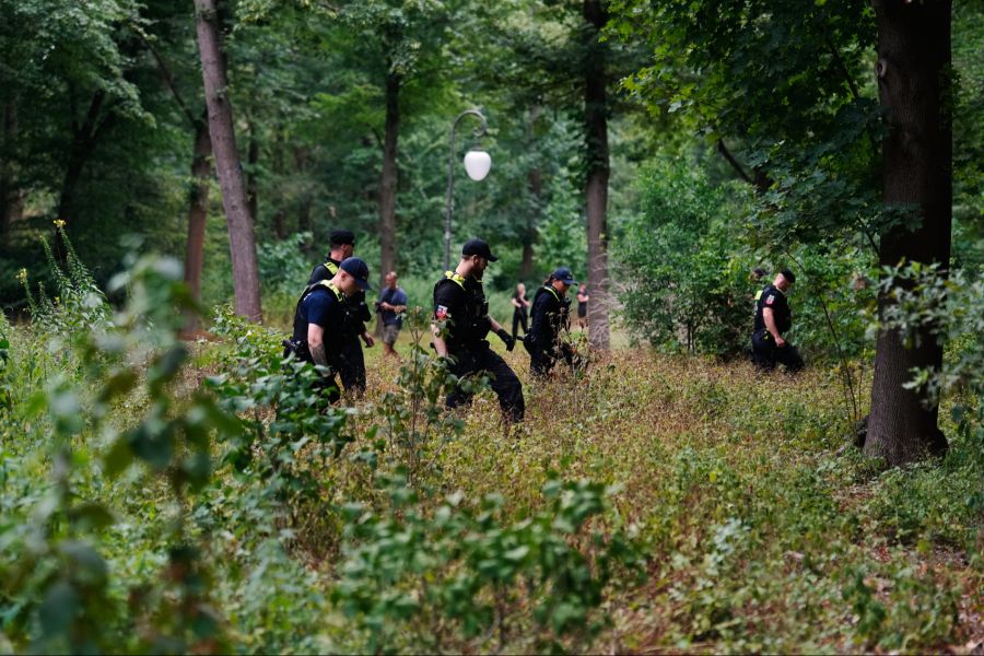 Polizeibeamte führen Tiergarten in der Nähe des Tatorts, an dem ein Fahrzeug in eine Menschenmenge in der Nähe der Pride-Parade in Berlin gerast war, eine Durchsuchung durch.