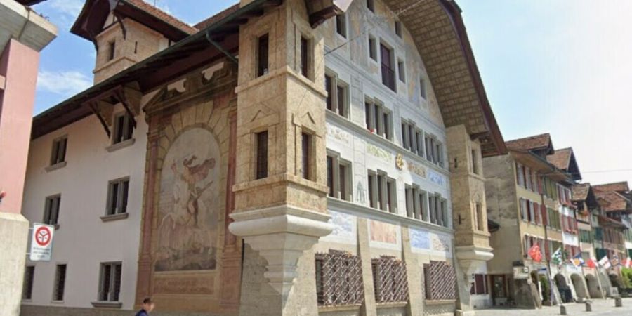 Das Schloss in Büren an der Aare soll weiterhin vom Kanton genutzt werden. Darüber debattiert der Grosse Rat voraussichtlich im September.