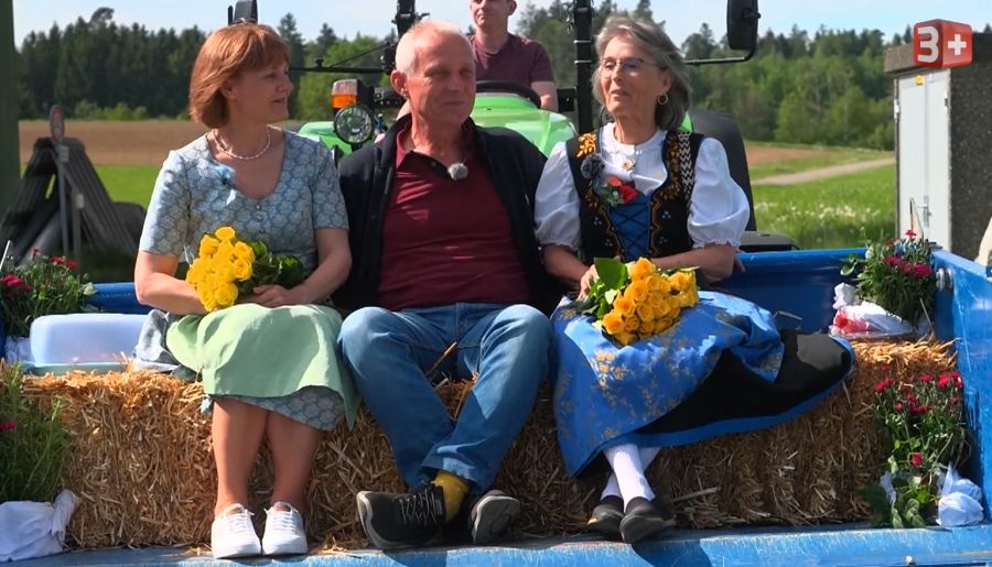 Peter holt seine Besucherinnen mit einem Traktor ab.