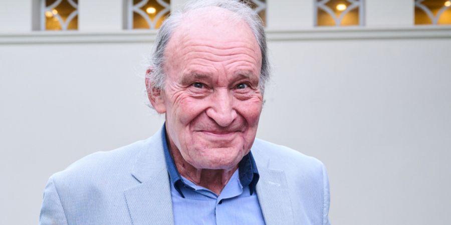 ARCHIV - Der Schauspieler Michael Mendl steht im Garten des Schlosspark Theaters Berlin. Foto: Annette Riedl/dpa