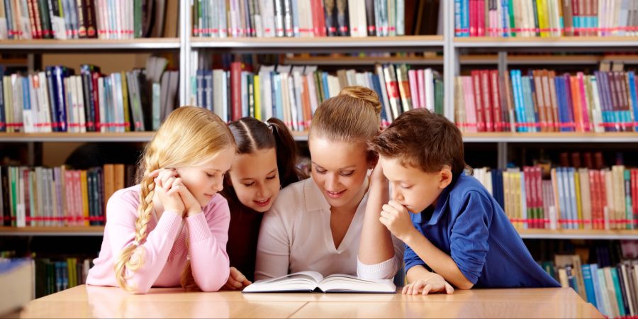 Frau Kinder Bibliothek Geschichte