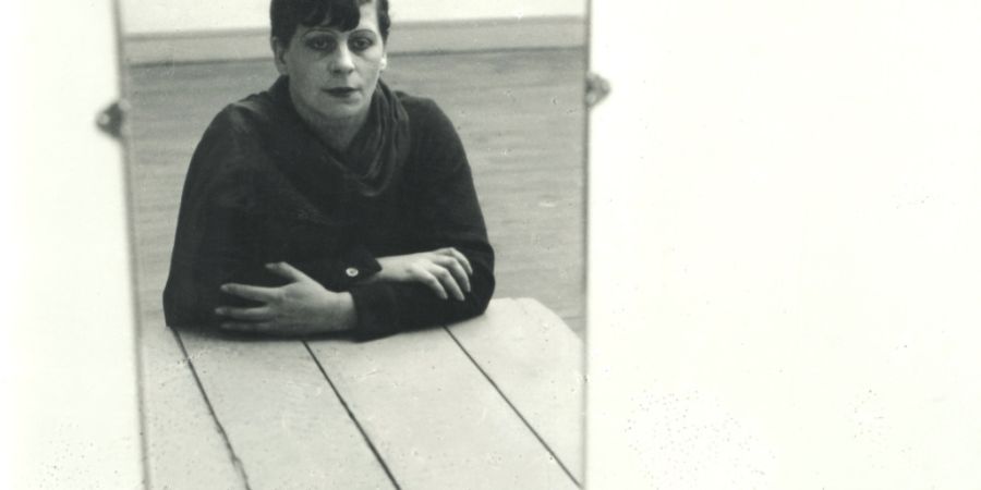Das Selbstporträt der Avantgarde-Fotografin Florence Henri aus dem Jahr 1928 macht deutlich, warum sie als wichtige Vertreterin des «Neuen Sehens» gilt: durchdachte Komposition, klare ...