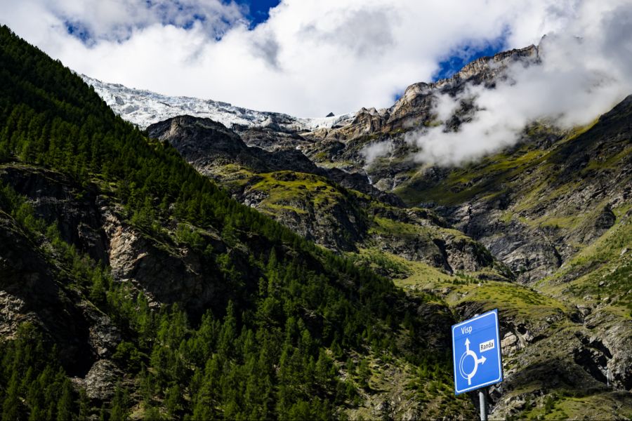 Ein Glaziologe sieht bei einem Gletscherabbruch im Sommer weniger Gefahr für Randa, da die Lawinenbahn ins Tal schneefrei ist und somit mehr Widerstand bietet.
