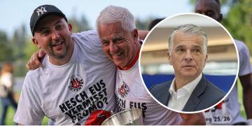 Ehrenpräsident Piero Bauert und sein Sohn Sebastian mit dem Pokal.