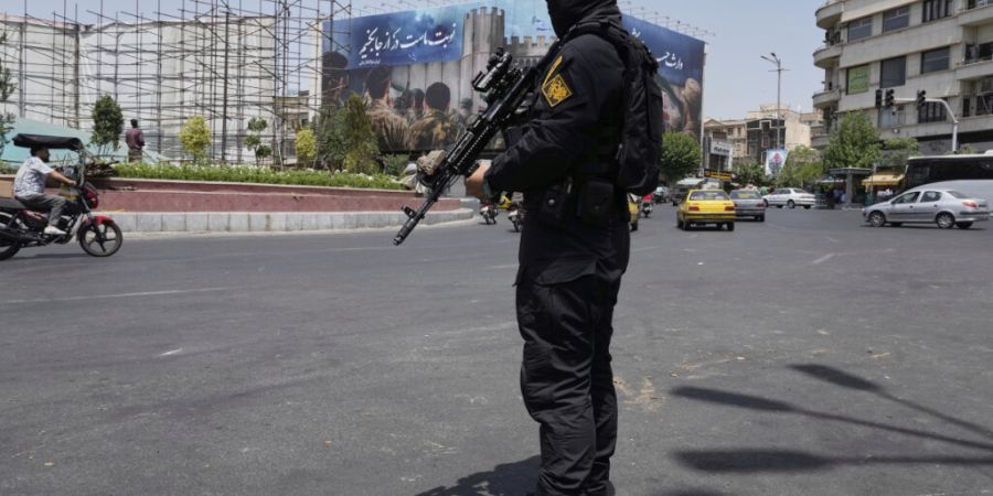 ARCHIV - Ein Mitglied der iranischen Revolutionsgarden steht auf dem Platz der Islamischen Revolution (Enghelab-e-Eslami) im Zentrum von Teheran, Iran, Wache. Foto: Vahid Salemi/AP/dpa