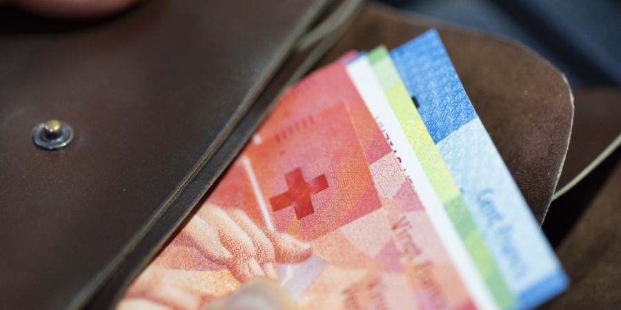 Die Arbeitnehmenden in der Schweiz haben dieses Jahr im Schnitt eine leichte Lohnerhöhung erhalten. Diese wird voraussichtlich aber von der Teuerung aufgefressen, sodass unter dem Stri...
