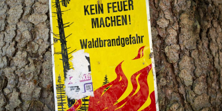 Nach wie vor herrscht verbreitet Waldbrandgefahr: Hinweisschild nahe Blatten bei Naters im Kanton Wallis.
